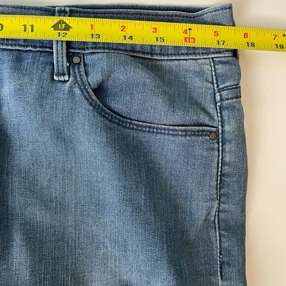 Levi’s Women’s Capri Jeans Size 12 Blue Denim Metal Button Hem Stretch Mid Rise - Picture 13 of 16